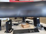 une photo d'un bureau d'ordinateur avec un écran, un clavier et une souris