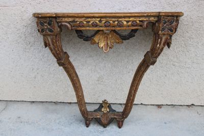 une table en bois sur laquelle se trouve un miroir