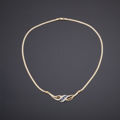 un collier en or et diamants, offert par une personne