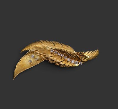 une broche en forme de plume, en or et diamants