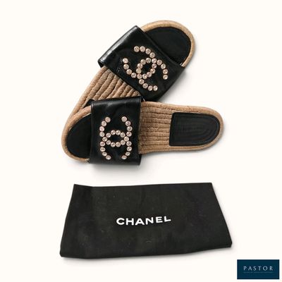 sandales Chanel noires et beiges ornées de cristaux