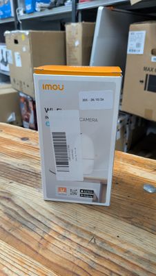 une boîte posée sur une table dans un magasin