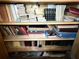 une étagère avec de nombreux livres