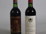 deux bouteilles de vin posées l'une à côté de l'autre sur une table