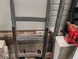 une photo d'une chaise qui se trouve dans un garage