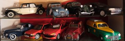 de nombreuses petites voitures exposées dans une vitrine