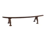 un banc en bois posé sur une surface blanche
