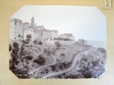 une image représentant une vieille photo d'un château situé sur une colline