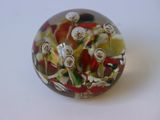 une boule de verre contenant un bouquet de petites fleurs