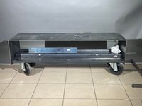 Meuble TV rectangulaire en acier sur roulettes comprenant de… (photo 2)