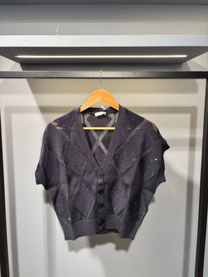 La chemise est suspendue à un cintre devant une porte.