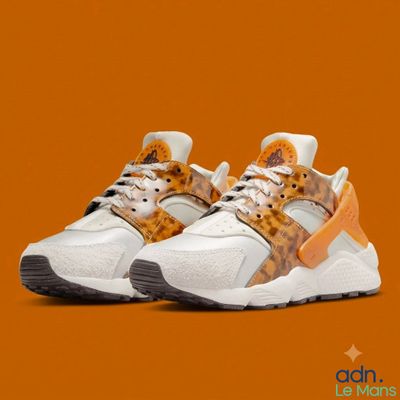 La Nike Air Huaracan est une basket blanche et orange