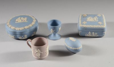 plusieurs pièces de porcelaine bleue et blanche, dont une tasse et une soucoupe