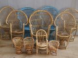 de nombreuses chaises en osier disposées en cercle