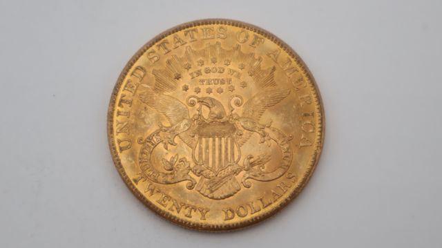 Une pièce de monnaie en or à valeur faciale de vingt dollars USA ...