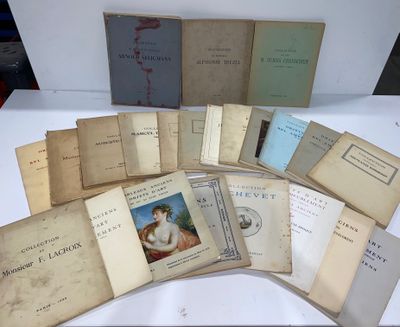 Plusieurs vieux livres sont empilés sur une table recouverte d'une nappe blanche.