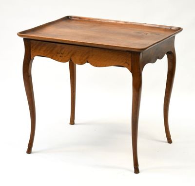 une image d'une petite table en bois sur fond blanc