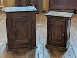 deux armoires en bois posées sur un parquet en bois massif