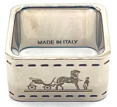 bague plaquée argent représentant une calèche tirée par des chevaux et un homme assis dans la calèche