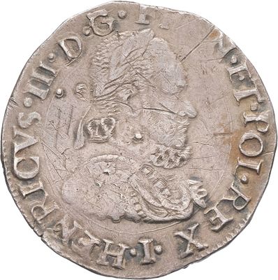 gros plan d'une pièce de monnaie sur une surface blanche