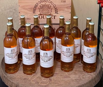plusieurs bouteilles de vin sont alignées sur une table en bois