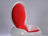une chaise blanche et rouge avec une assise rouge