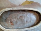 gros plan sur une chaussure portant une étiquette