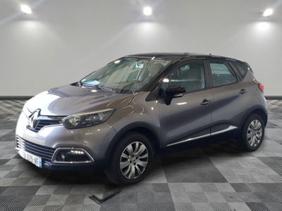 la voiture grise est garée sur un sol en damier dans le garage