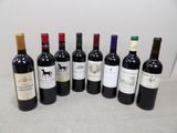 plusieurs bouteilles de vin sont alignées sur une table
