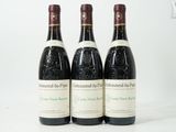 trois bouteilles de vin posées sur une table blanche