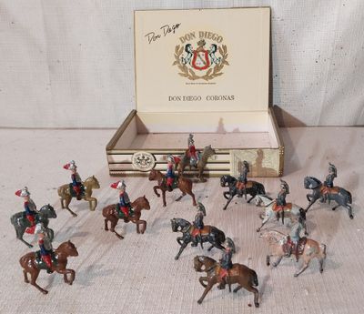 de nombreuses figurines représentant des hommes à cheval, dans une boîte