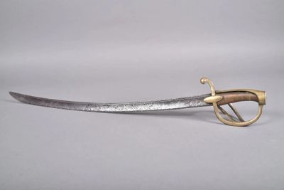 une épée argentée et dorée sur fond blanc