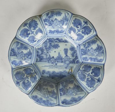 une assiette ancienne bleue et blanche sur laquelle est représenté un château