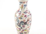 un vase orné d'un dragon sur fond blanc