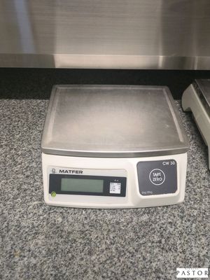 une photo d'une balance posée sur un plan de travail de cuisine