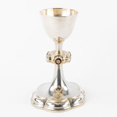une coupe en argent ornée d'une croix sur le socle et d'une croix sur le socle