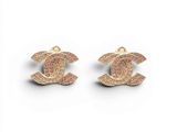 une paire de boucles d'oreilles Chanel ornées de cristaux roses et jaunes