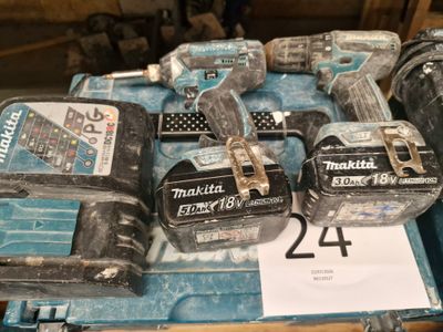 de nombreux outils posés ensemble sur une table
