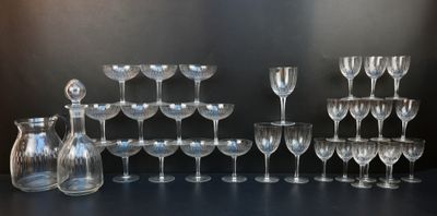 beaucoup de verres à vin et une bouteille sur la table