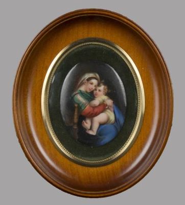 tableau représentant une femme tenant un enfant dans ses bras, dans un cadre en bois