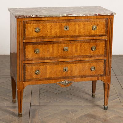 une commode en marbre sur un plancher en bois