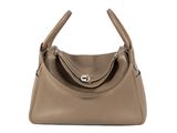 un sac à main en cuir marron sur fond blanc