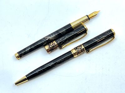 SPRINT. Ensemble de deux stylos en métal doré et résine noir…