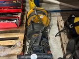 un tas d'outils posé sur une palette dans un garage