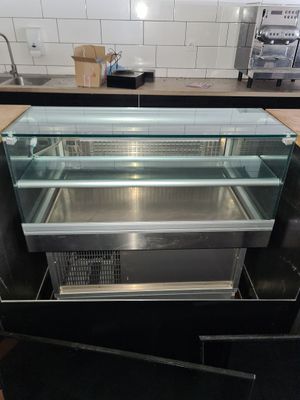une vitrine en verre au milieu d'une cuisine