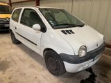 une petite voiture blanche garée dans un garage