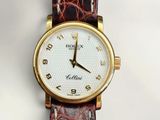 une image d'un gros plan d'une montre-bracelet sur une surface blanche