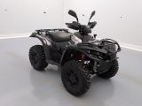 une photo d'un quad noir dans une pièce blanche