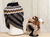 une peluche et un bonnet tricoté posés sur une tête de mannequin