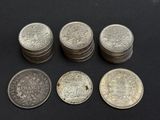 un groupe de cinq pièces d'argent empilées les unes sur les autres